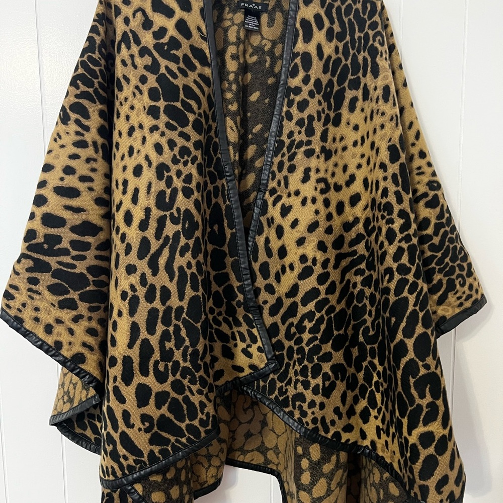 Fraas Black and Tan Leopard Print Cape